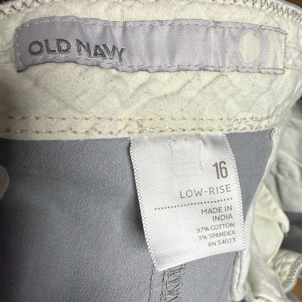 Women’s Old Navy 11” Inseam Shorts - Picture 3 of 3